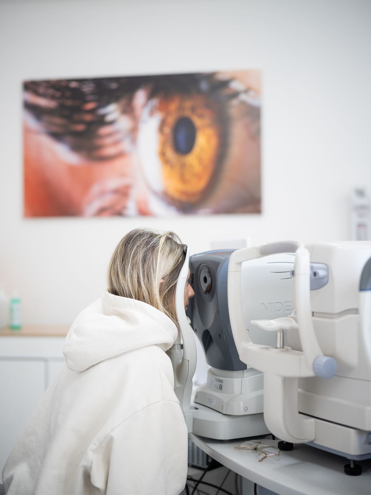 Patientin bei der Augenuntersuchung an einem modernen Diagnosegerät