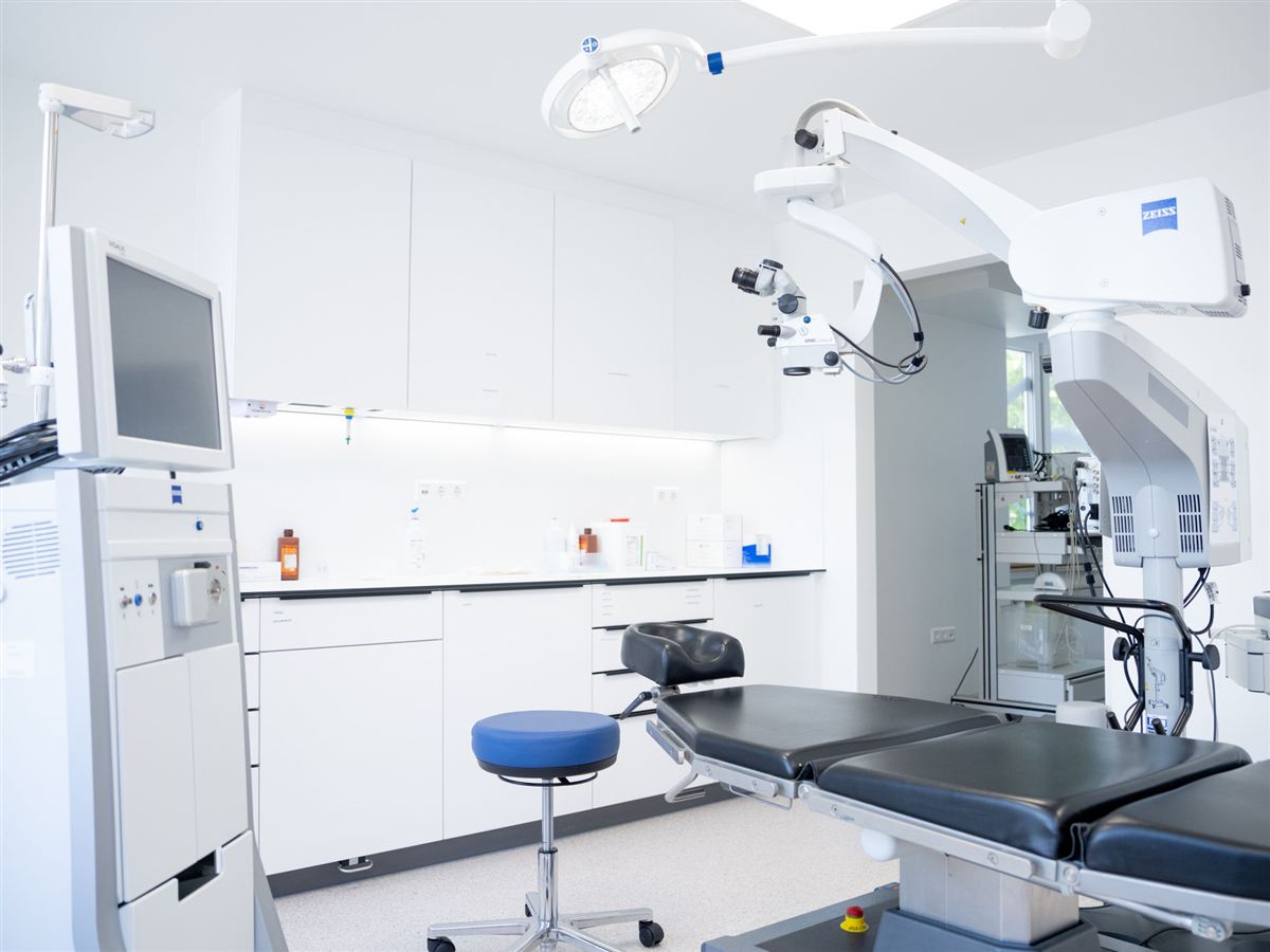 Modern ausgestatteter Operationsraum mit Zeiss-OP-Mikroskop